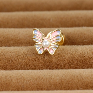 Clou d'oreille papillon doré avec émail dégradé bleu rose et perle centrale incrustée