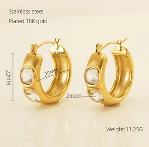 Détail de boucles d'oreilles créoles épaisses en acier plaqué or 18 carats et zircon