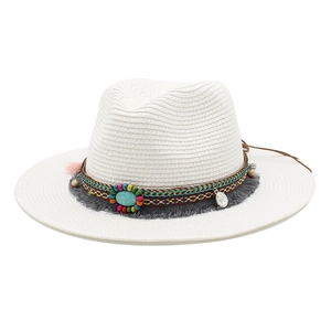Witte geweven strooien cowboyhoed met etnische kralen, franjes en vintage munt hanger