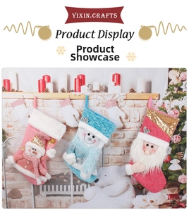 Vue détaillée de trois chaussettes de Noël décoratives avec poupées 3D bonhomme de neige