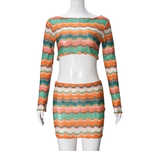 Détail d'un ensemble en tricot deux pièces avec motif zigzag coloré et haut court à manches
