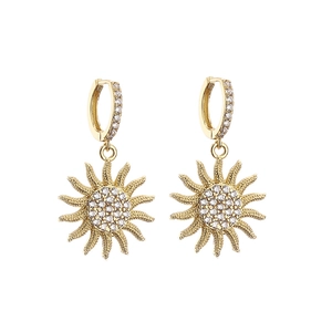 Boucles d'oreilles soleil dorées serties de micro-zirconiums sur fond blanc épuré