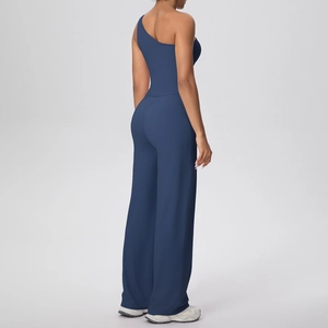 Détail du haut de yoga bleu marine à une épaule et du pantalon de fitness large à taille haute