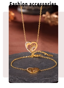 Vue détaillée de l'ensemble bijoux cœur soleil et lune avec collier et bracelet
