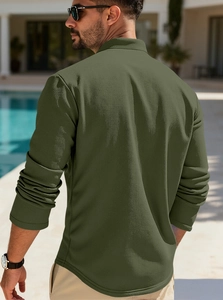 Scatto esterno della polo a maniche lunghe in maglia a nido d'ape verde oliva