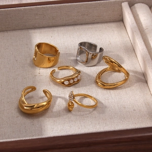 Set di 6 anelli geometrici in oro 18K e argento con perle e accenti in zircone a cuore