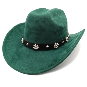 Chapeau de cowboy en daim vert foncé avec boucle fleurie en perles et clous en métal