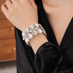Bracelet large argenté ajouré serti de strass en forme de gouttes d'eau et ronds