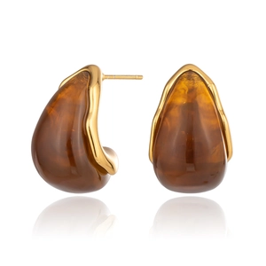 Nahaufnahme brauner Harz-Ohrhänger mit goldenem Edelstahl-Stecker auf weißem Grund