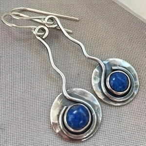 Orecchini vintage in argento ondulato con pietre naturali blu e finitura martellata