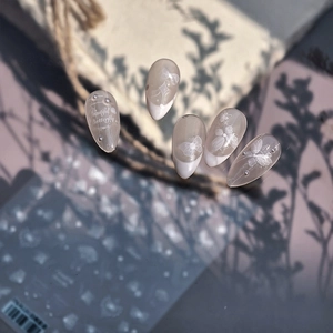 Elegante weiße Schmetterlings-Klebe-Nägel mit French Tips und Perlen auf Jelly-Basis