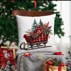 Housse de coussin de Noël avec traîneau à carreaux rouges sur une chaise en bois