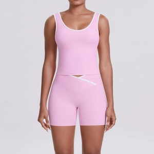 Détail de l'ensemble de yoga avec taille en V croisée et tissu rose à liseré blanc