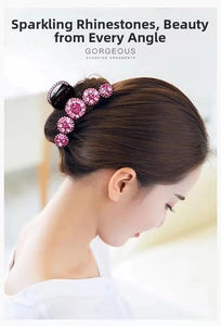 Dettaglio della molletta per capelli con strass rosa su modella che mostra la tenuta