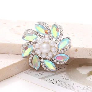 Primer plano de un dije floral con cristales marquise y perlas para accesorios DIY