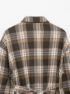Détail du dos de la chemise à carreaux marron et orange avec col et ceinture assortie
