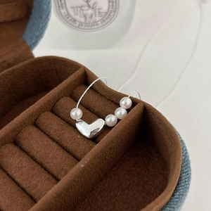 Elegant 925 sterling silver heart and pearl pendant necklace in a luxury velvet gift box