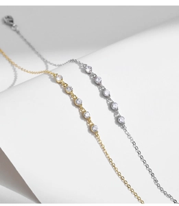 Dettaglio di eleganti bracciali in argento s925 e placcati oro con micro-pavé di cristalli