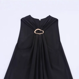 Sexy schwarzes Halfter-Top mit goldener Brosche und eleganten Falten aus Chiffonstoff