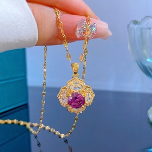 Gros plan du pendentif fleur en titane avec pierre violette et zircons blancs
