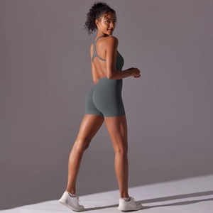 Détail de la combinaison de yoga grise sans couture avec dos nu en Y et texture côtelée