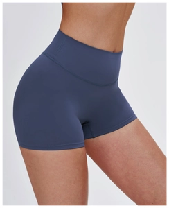 Dettaglio degli shorts da yoga blu scuro a vita alta che mostra il tessuto elastico