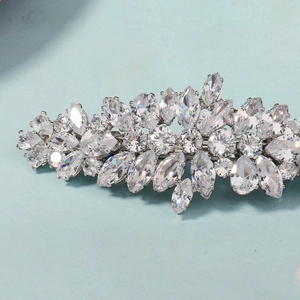 Barrette à cheveux élégante en argent avec zircone marquise sur fond bleu clair