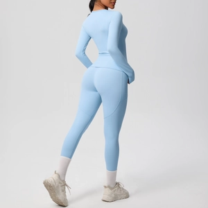 Détail du pantalon de yoga bleu ciel à taille haute et coupe ajustée pour le fitness