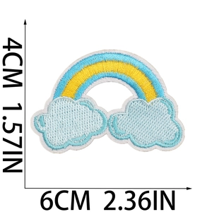 Dettaglio toppa ricamata arcobaleno con misure precise 6x4cm su sfondo bianco puro