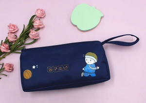 Dettaglio dell'astuccio blu scuro con stampa basket cartoon e cinturino laterale di trasporto