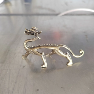 Sculpture de brûleur d'encens dragon en bronze vintage au design chinois traditionnel