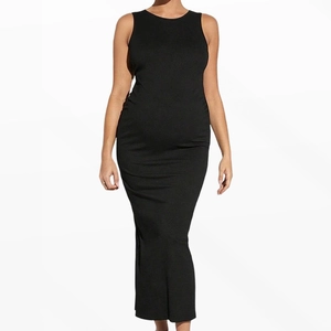 Detailansicht des Gehschlitzes an einem ärmellosen, schwarzen Strick-Bodycon-Maxikleid