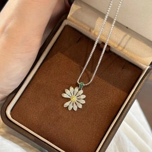 Exquis collier pendentif marguerite avec diamants étincelants et détail de cœur jaune