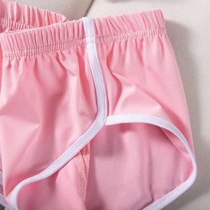 Nahaufnahme der rosa Sporthose mit elastischem Bund und weißen Paspeldetails
