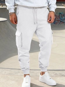 Détail du jogging en polaire blanche avec cordon de serrage et grandes poches cargo