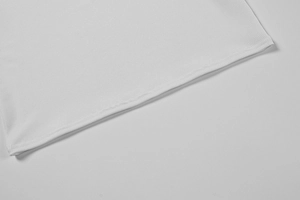 Détail en gros plan de la texture en maille côtelée blanche d'une robe ajustée