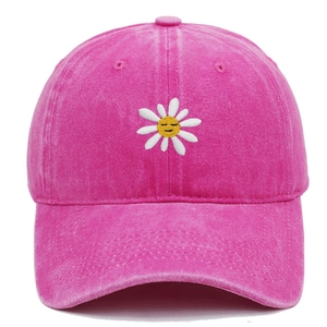 Nahaufnahme der Smile-Gänseblümchen-Stickerei auf einer pinken gewaschenen Kappe