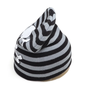 Vue détaillée d'un bonnet en tricot rayé avec motif tête de mort pour Halloween.