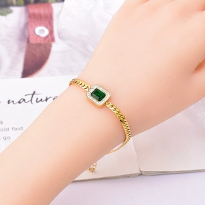 Bracelet doré élégant avec un zircon vert rectangulaire et des accents scintillants