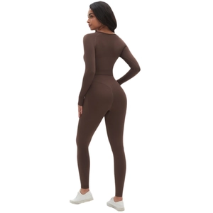 Ensemble de yoga sans couture marron chocolat avec haut à manches longues et legging galbant