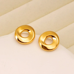 Minimalistische gedrehte Goldohrringe mit glänzender Metalloberfläche für Damen