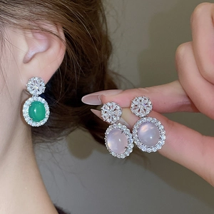Détail de boucles d'oreilles en calcédoine ovale avec pavé étincelant de zircones