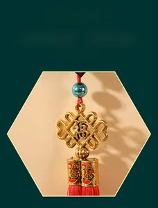 Détail d'un ornement doré Fu avec pompons rouges et perle bleue pour le Nouvel An chinois