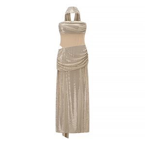 Détail d'une robe de soirée à paillettes champagne doré avec découpe à la taille et licou