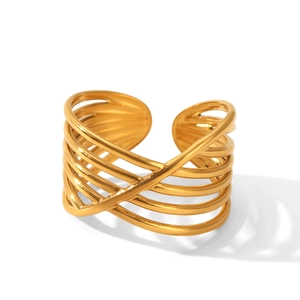 Détail d'une bague croisée multicouche dorée avec une finition métallique polie
