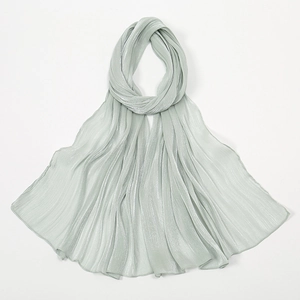 Detail eines minzgrünen Falten-Chiffon-Schals mit glänzender Metallfaser-Textur