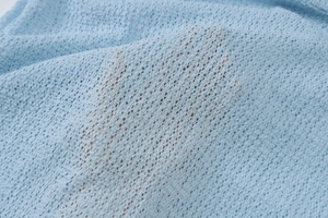 Dettaglio ravvicinato del tessuto mesh azzurro con trama a nido d'ape e trasparenza