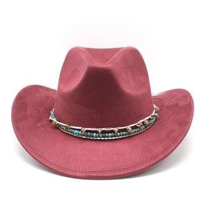 Détail d'un chapeau de cowboy bordeaux avec perles turquoise et ruban ethnique