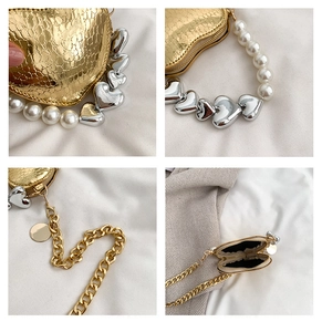 Vues détaillées du mini sac coeur doré avec texture crocodile et breloques en perles