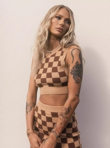Détail de la texture en maille damier marron et beige sur l'ensemble deux pièces jupe